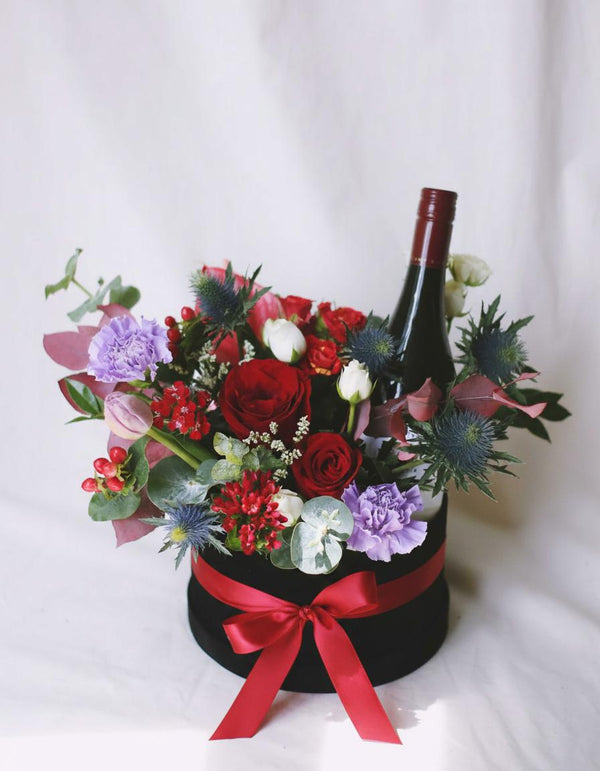 花朵盒红葡萄酒
