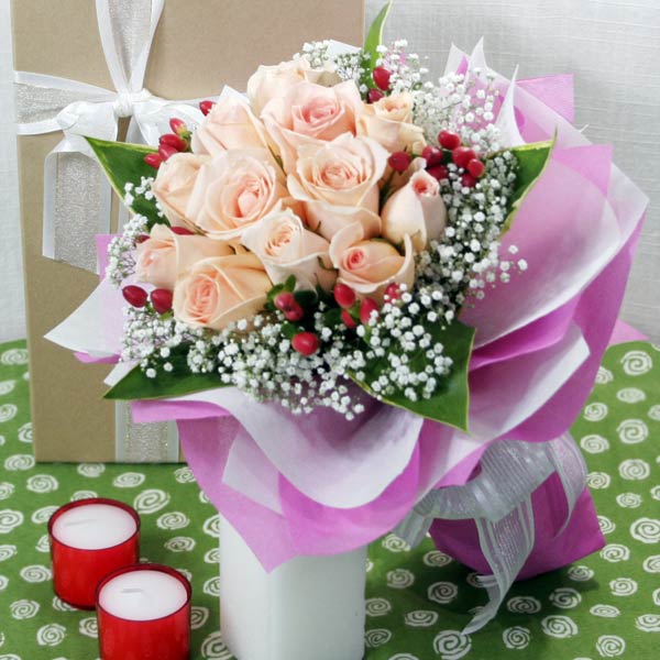 12枝香槟玫瑰配朱蕉叶手捧花