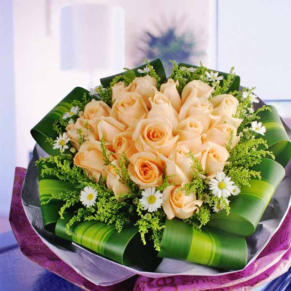 21枝香槟玫瑰手捧花。