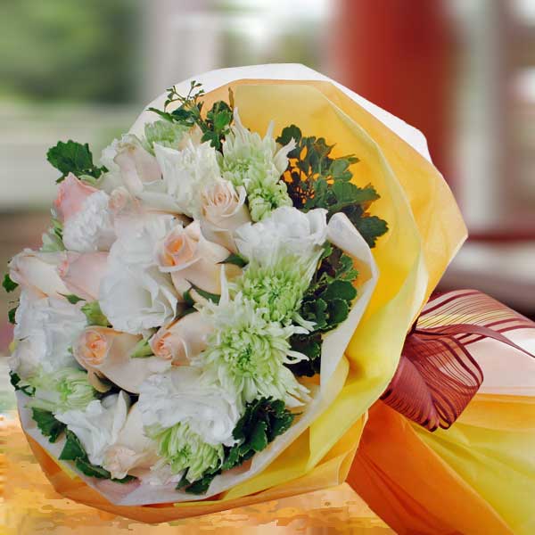 12枝香槟玫瑰和洋桔梗手捧花