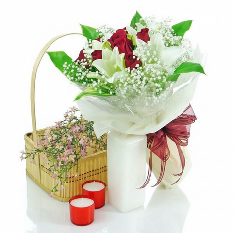 4朵白百合和10朵红玫瑰手捧花