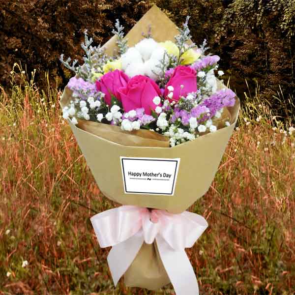 棉花花、3 枝康乃馨和 3 枝玫瑰小花束