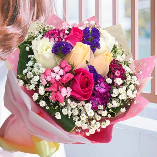 6朵混合玫瑰花束,配Sweet William花