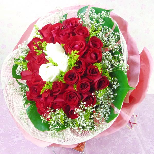 3 朵白玫瑰和 33 朵红玫瑰手捧花。