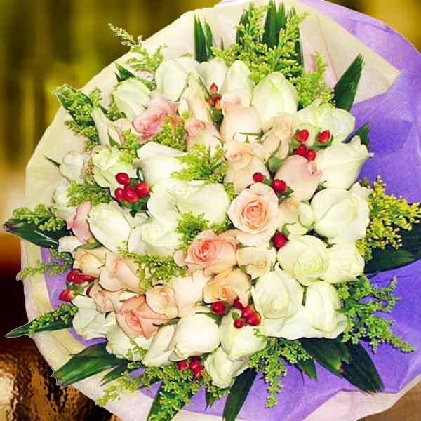 50 朵玫瑰(20 朵白色玫瑰、25 朵香槟色玫瑰,其中 5 朵白色玫瑰位于中心)