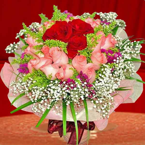 24朵玫瑰手捧花(21朵桃红3朵红)