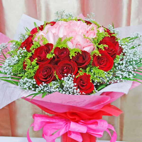50 朵玫瑰(25 朵红玫瑰,25 朵桃玫瑰,位于中心)手捧花