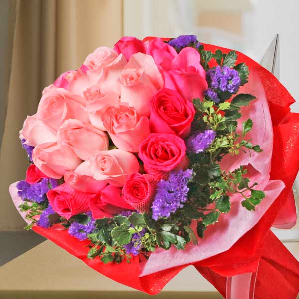 12 朵桃色玫瑰和 18 朵亮粉色玫瑰手捧花