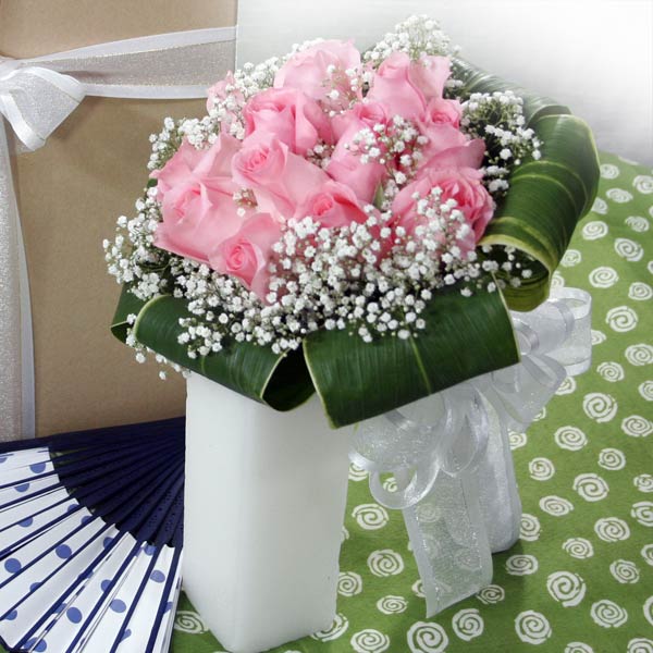 12枝桃玫瑰,用朱蕉叶包裹