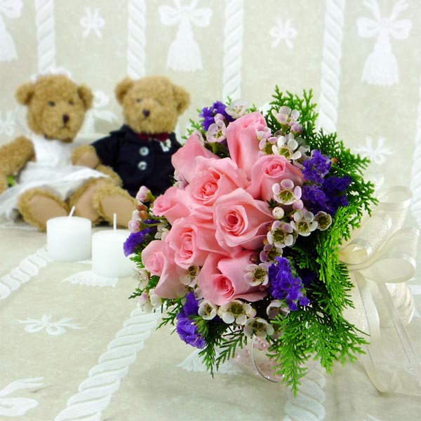 9枝粉玫瑰和紫色补血草小花束