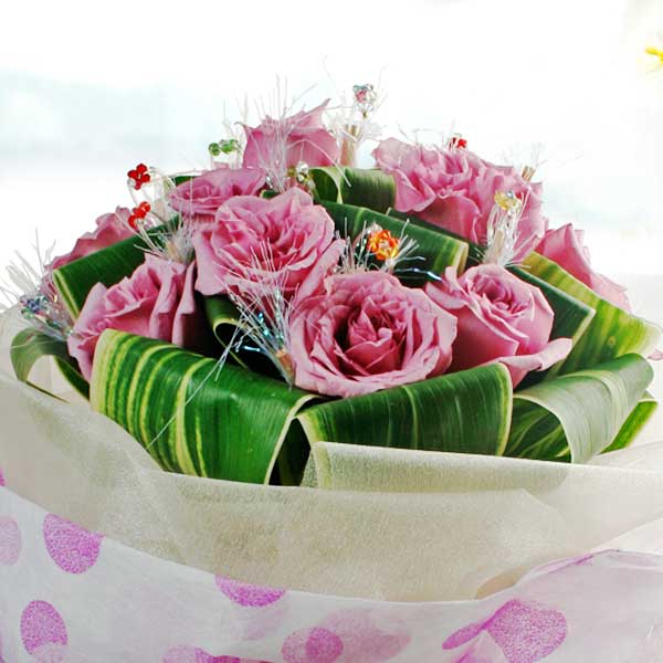 12朵天然经典紫玫瑰手捧花