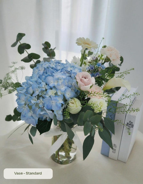 螺旋绣球花蓝色花瓶