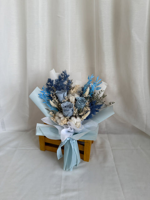 3 枝永生蓝玫瑰和 3 枝棉花花手捧花