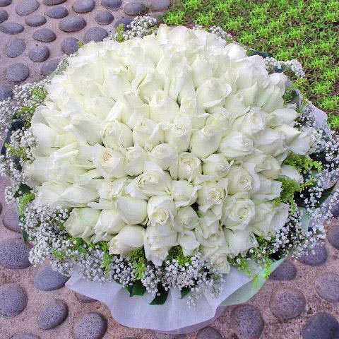 99 White Roses Hand Bouquet, Kindly order 3 Days in advance.