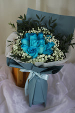 12 Blue Roses Handbouquet