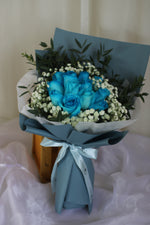 12 Blue Roses Handbouquet