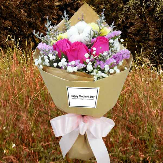 棉花花、3 枝康乃馨和 3 枝玫瑰小花束