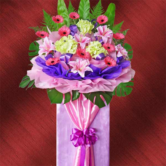 人造绣球花和百合花配新鲜非洲菊开业花架