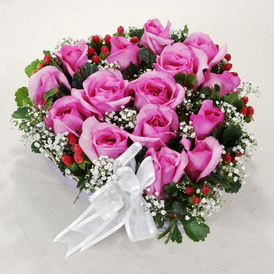 15朵亮粉色玫瑰桌面布置