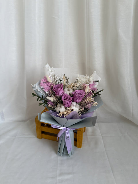 永生玫瑰(3白3紫)配干燥花手捧花