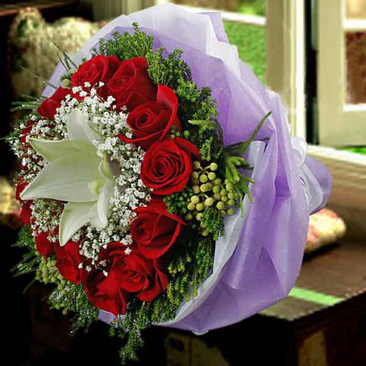 12朵红玫瑰配百合花束