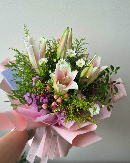 3枝粉色百合手捧花