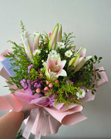 3枝粉色百合手捧花