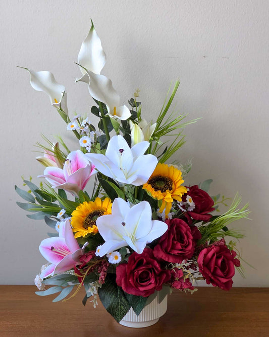 人造紫玫瑰配白百合餐桌布置