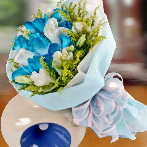 12枝蓝玫瑰配白洋桔梗花束