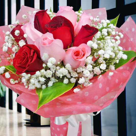 6朵粉红玫瑰和6朵红玫瑰手捧花