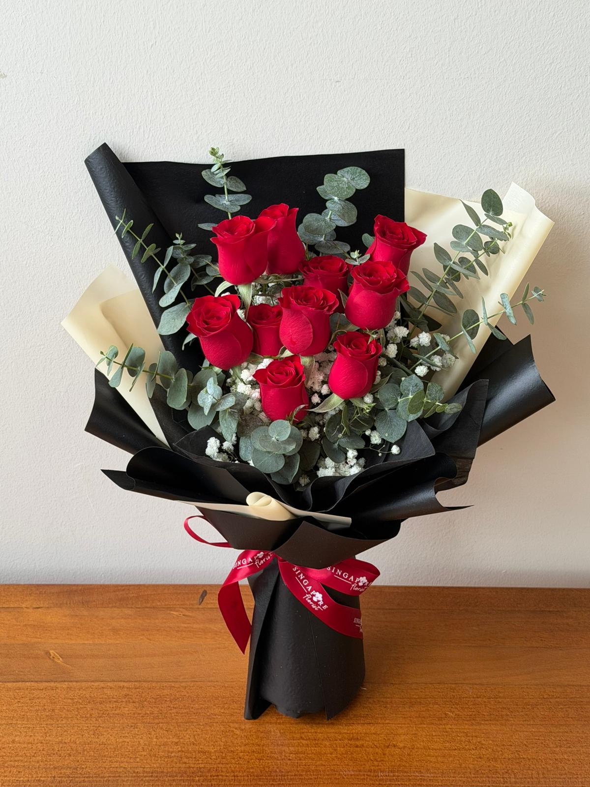 10朵红玫瑰手捧花配送