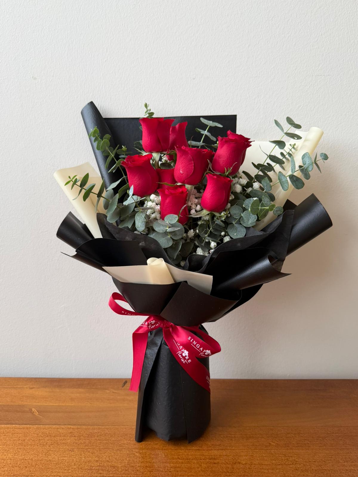 10朵红玫瑰手捧花配送