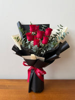 10朵红玫瑰手捧花配送